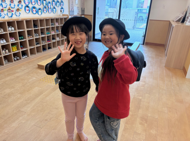 登園する園児たち