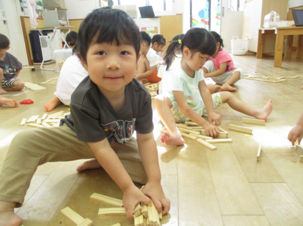 積み木で遊ぶ園児たち