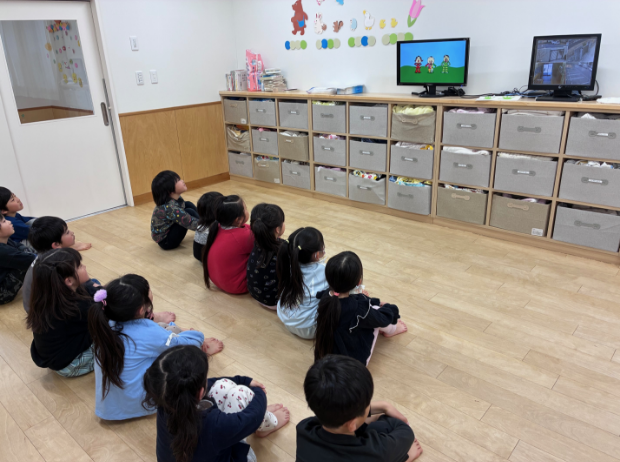 テレビを観る園児たち