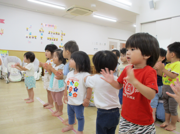 体操をする園児たち