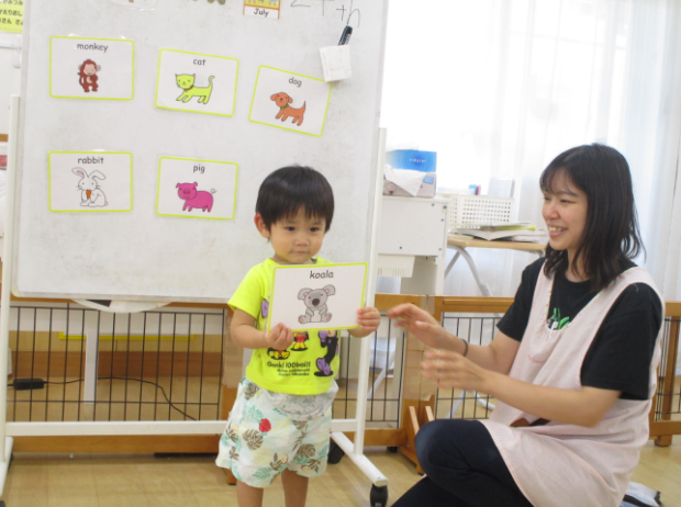 先生と一緒に遊ぶ園児