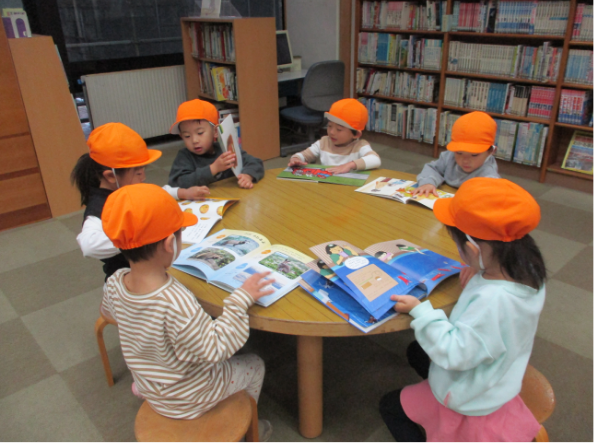 図書室で絵本を読む園児たち