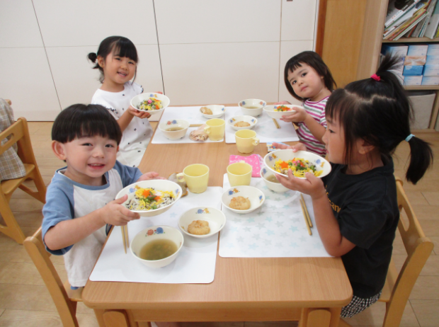 給食を食べる園児たち