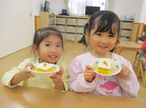 おやつを食べる園児たち
