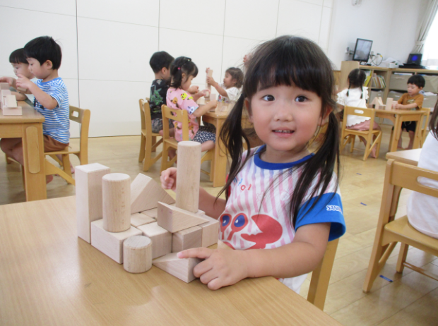 積み木で遊ぶ園児