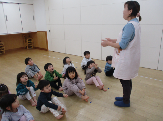 先生のお話を聞く園児たち