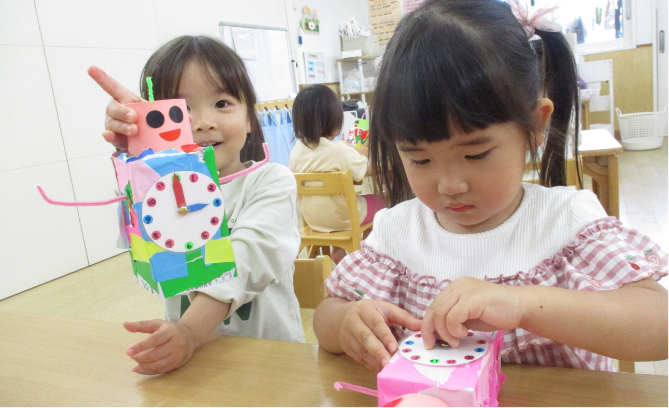 時の記念日の製作をする園児たち