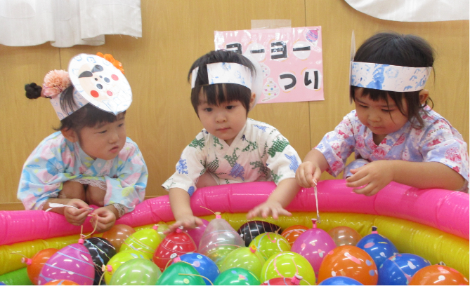 夏祭りを楽しむ園児たち