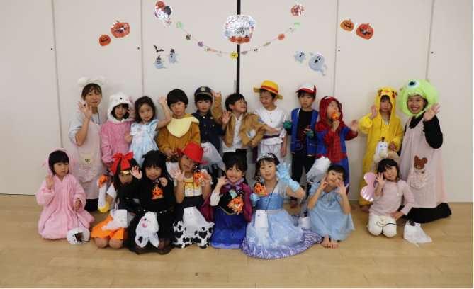 ハロウィンの仮装をする園児たち