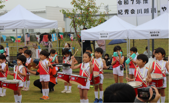 運動会で競技する園児たち