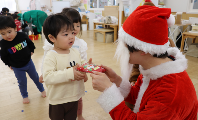 クリスマス会を楽しむ園児たち